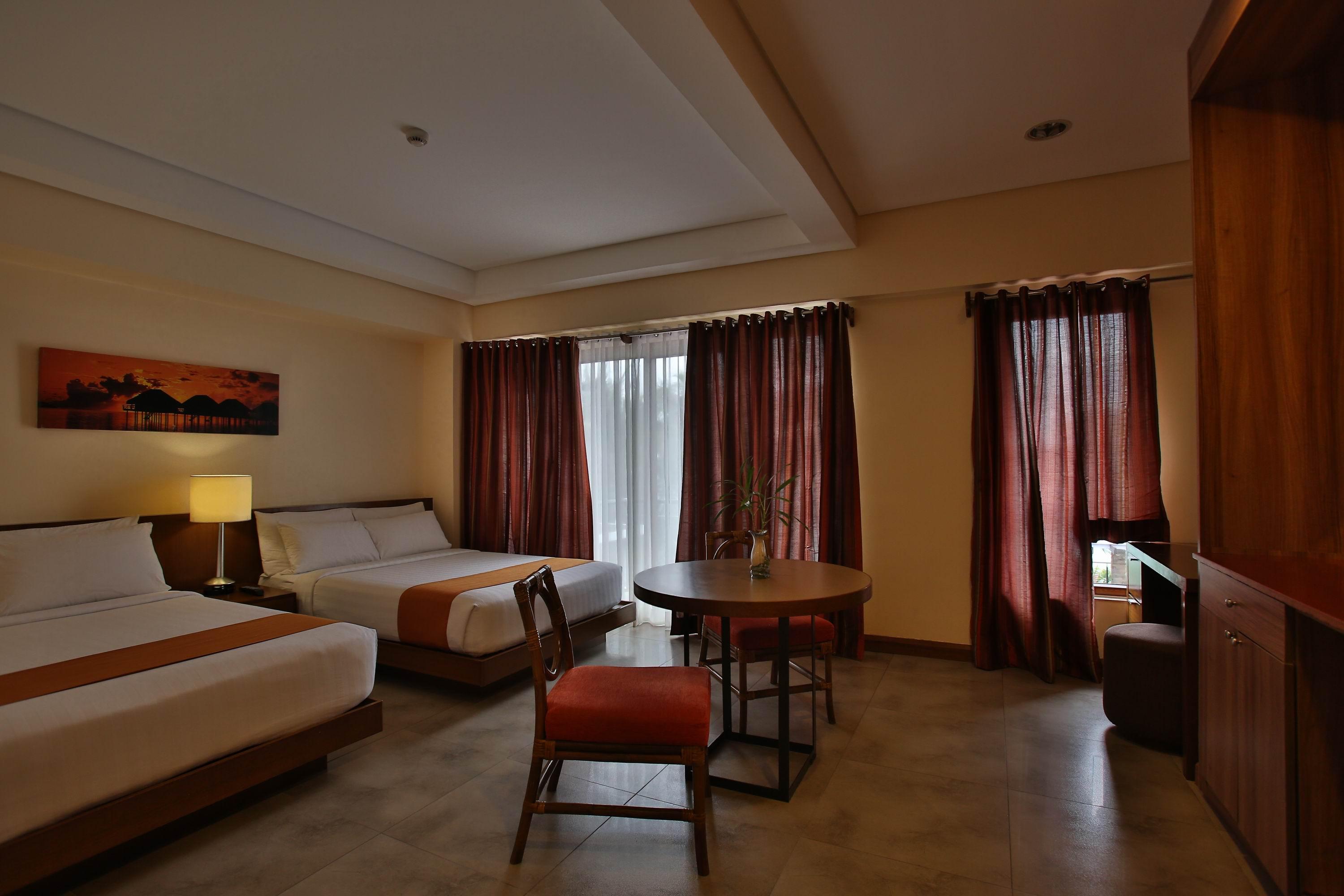 Crown Regency Beach Resort Manoc-Manoc Exteriör bild