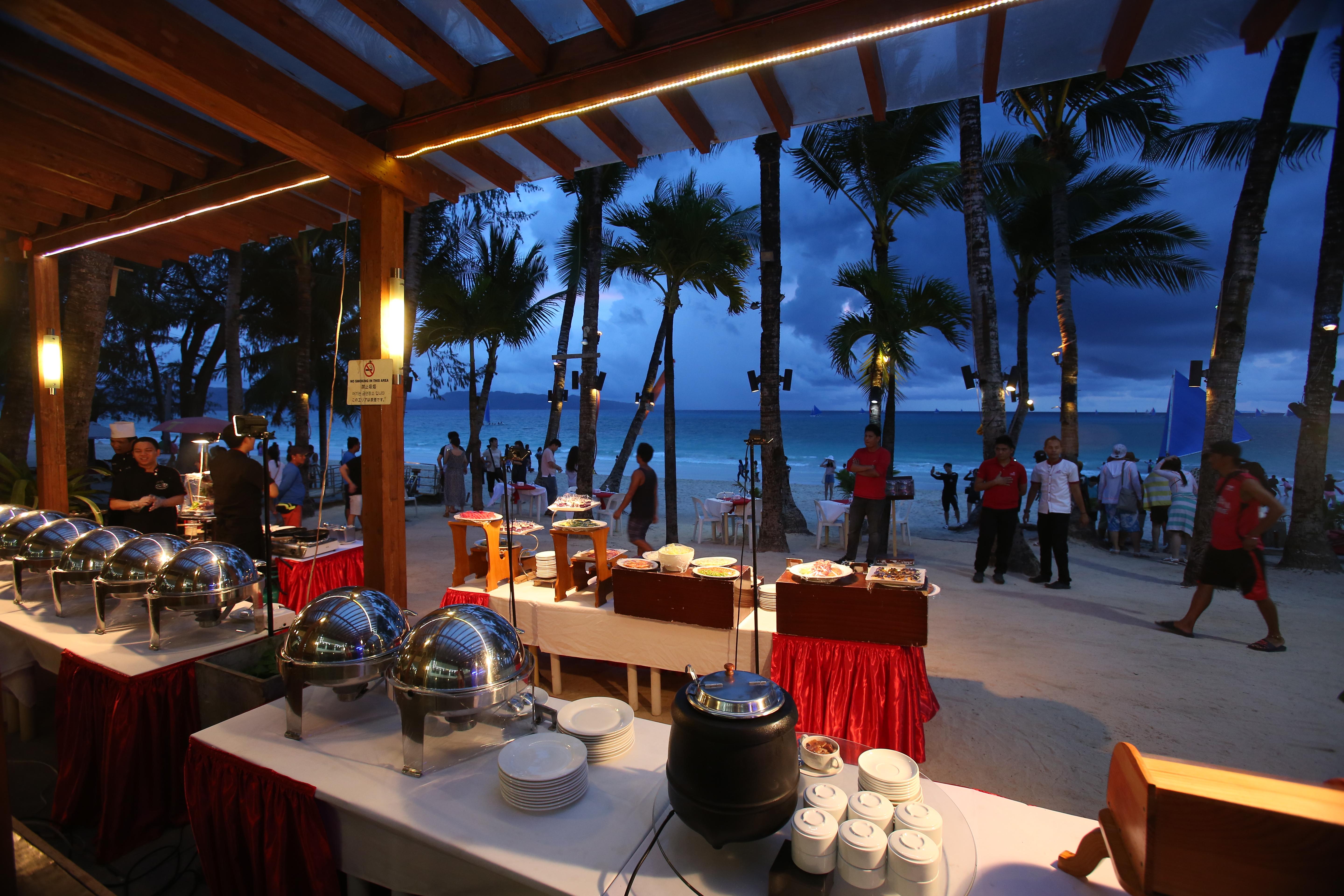 Crown Regency Beach Resort Manoc-Manoc Exteriör bild