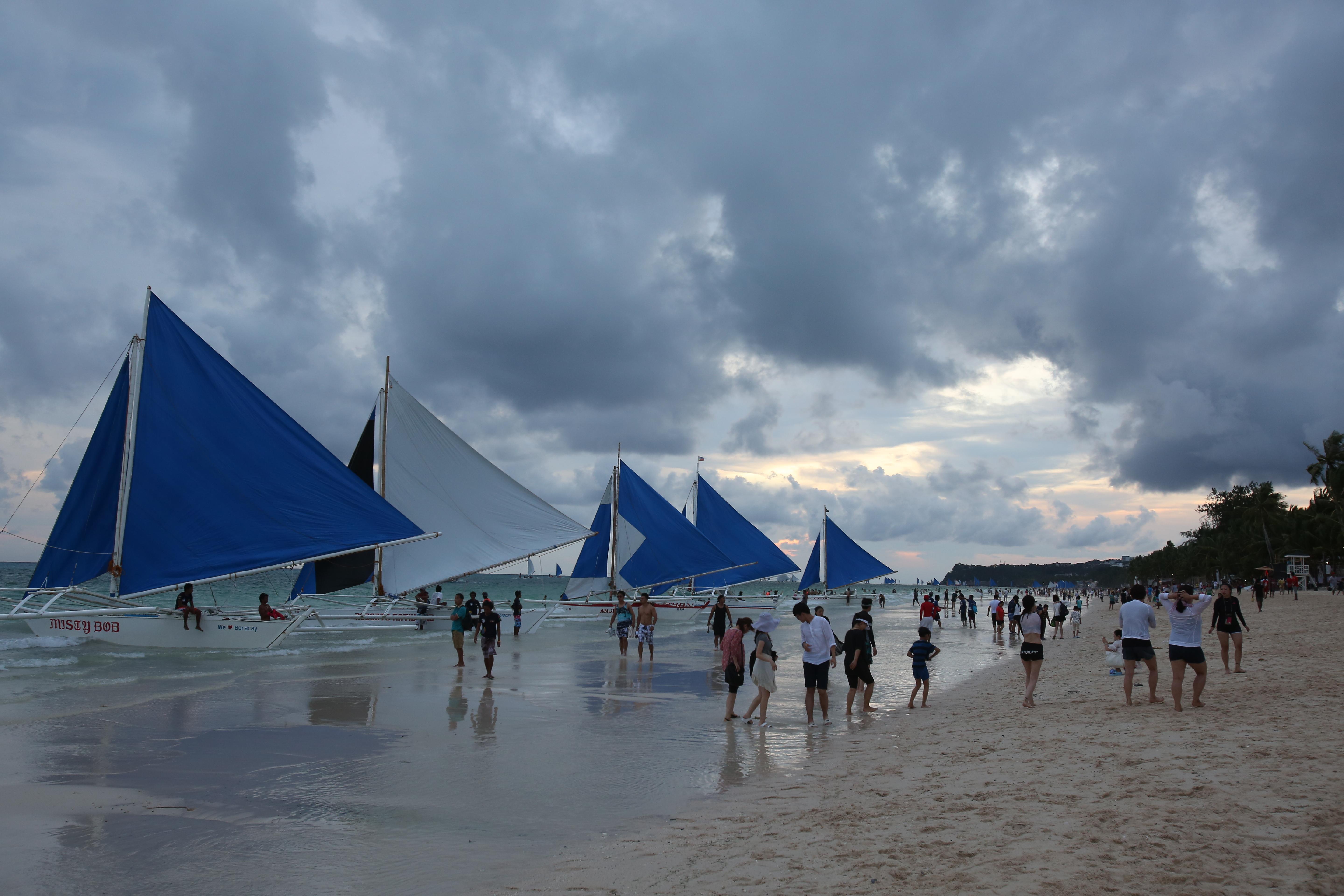 Crown Regency Beach Resort Manoc-Manoc Exteriör bild