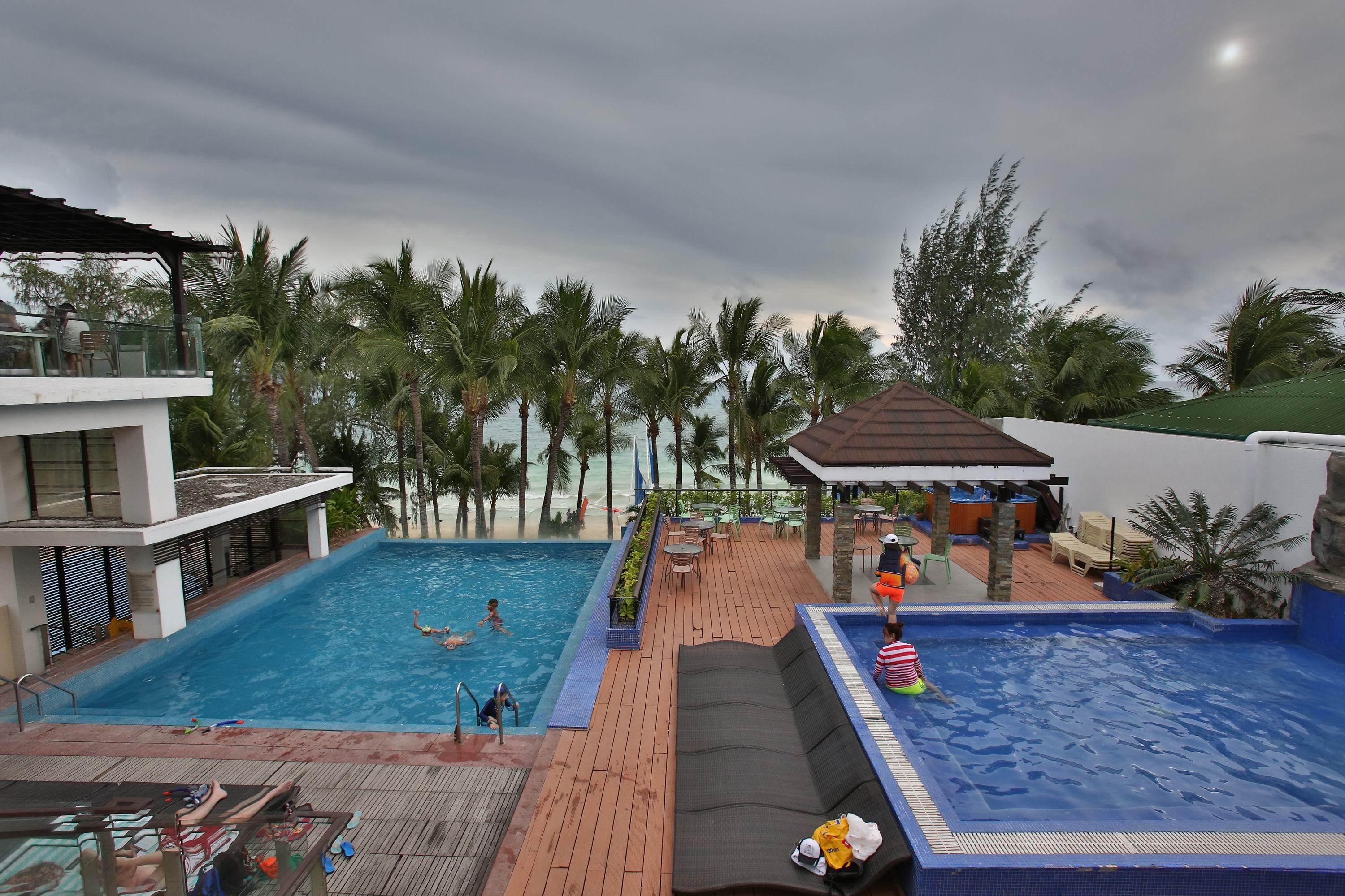 Crown Regency Beach Resort Manoc-Manoc Exteriör bild