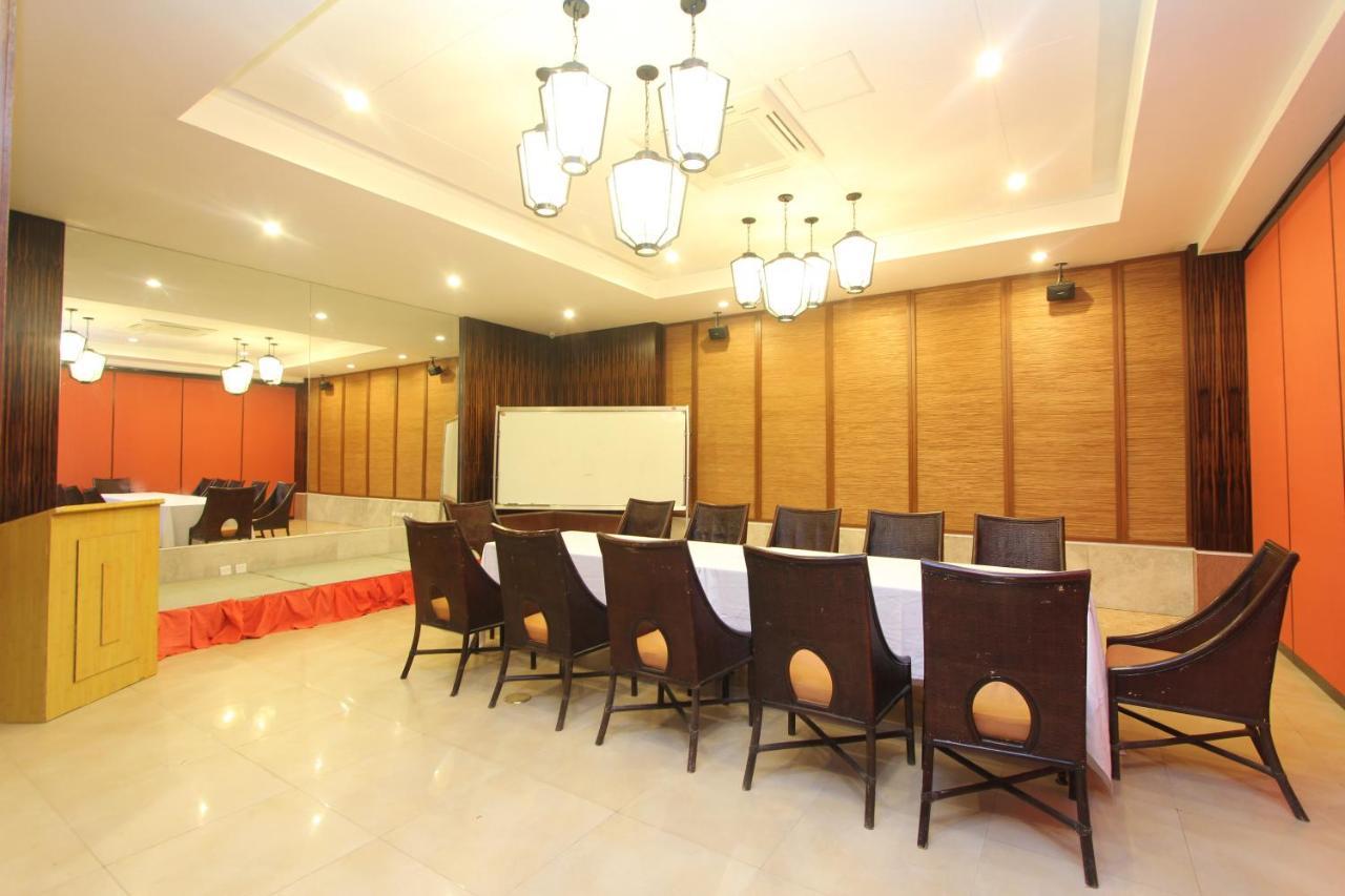 Crown Regency Beach Resort Manoc-Manoc Exteriör bild