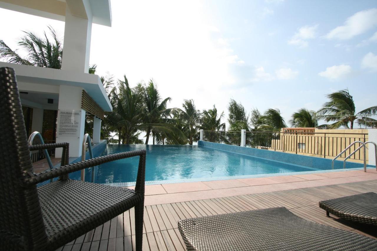 Crown Regency Beach Resort Manoc-Manoc Exteriör bild