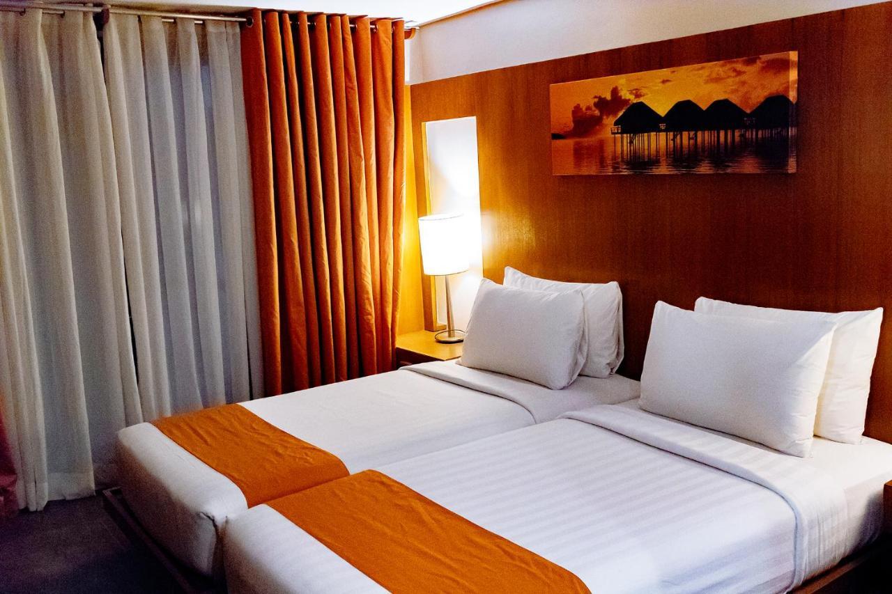 Crown Regency Beach Resort Manoc-Manoc Exteriör bild